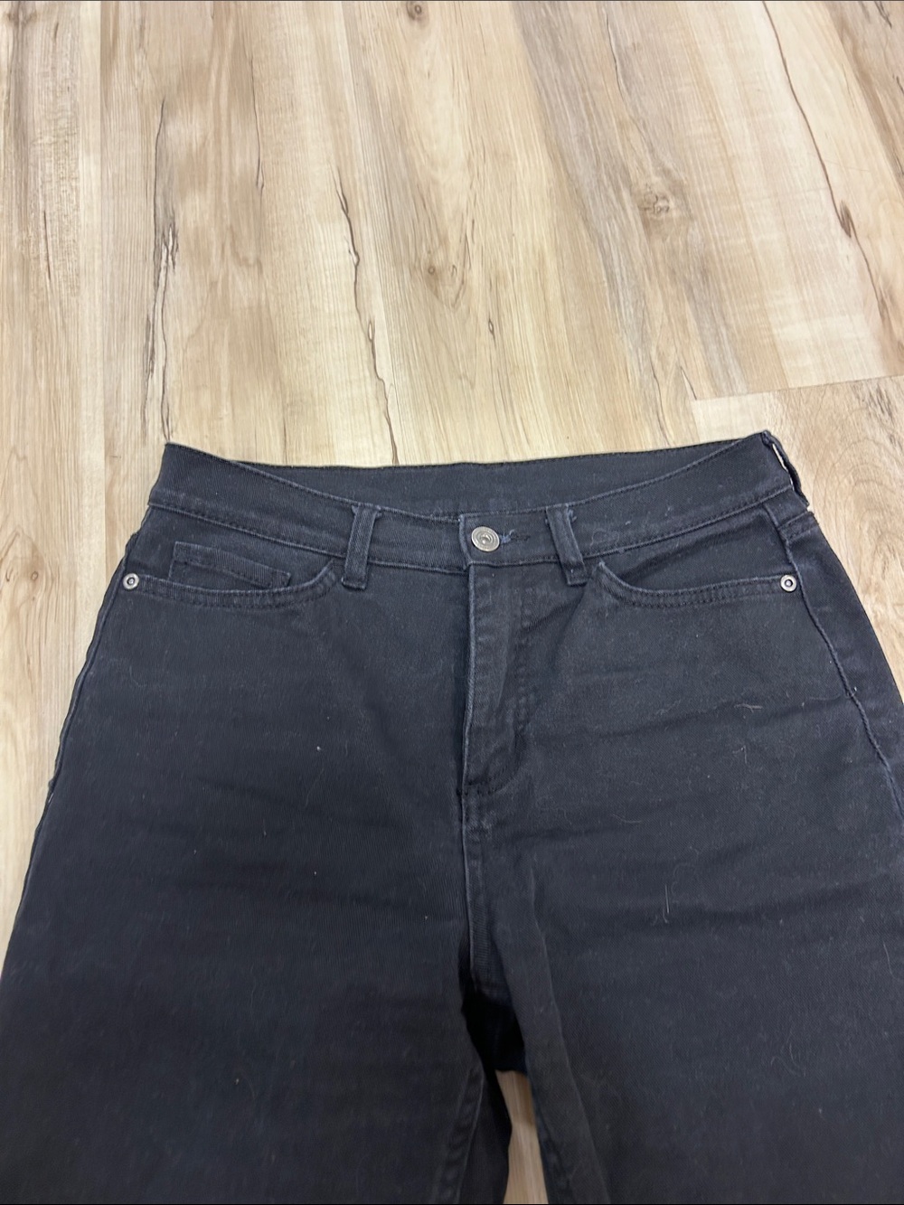 Denim and Company black shorts, size 4 - Picture 2 of 5